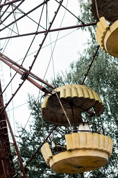 ПРИПЯТ, УКРАИНА - 15 августа 2019 года: металлическое колесо обозрения в зеленом парке развлечений в Чернобыле
 