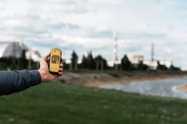 乌克兰普里皮亚特 2019年8月15日 在切尔诺贝利核电站附近手持辐射计的人的裁剪视图 — 图库照片