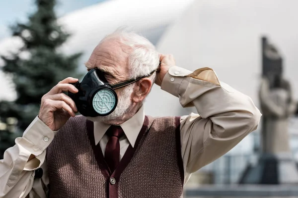 Pripyat Ucrania Agosto 2019 Hombre Retirado Tocando Máscara Protectora Cerca — Foto de Stock