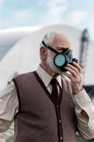 Pripyat Ukraine August 2019 Retired Man Touching Protective Mask Abandoned — Stock Photo, Image