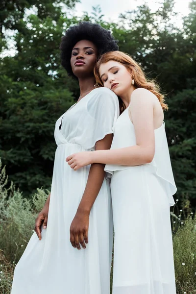 Basso Angolo Vista Bella Rossa Ragazza Abbracciare Africano Americano Donna — Foto Stock