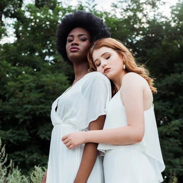 低角度视图红发女孩拥抱非洲美国女人外 — 图库照片