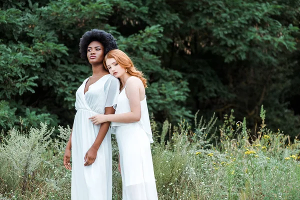 Rousse Fille Câlin Afro Américain Ami Extérieur — Photo