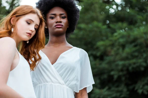 Foco Seletivo Menina Americana Africana Atraente Perto Ruiva Jovem — Fotografia de Stock