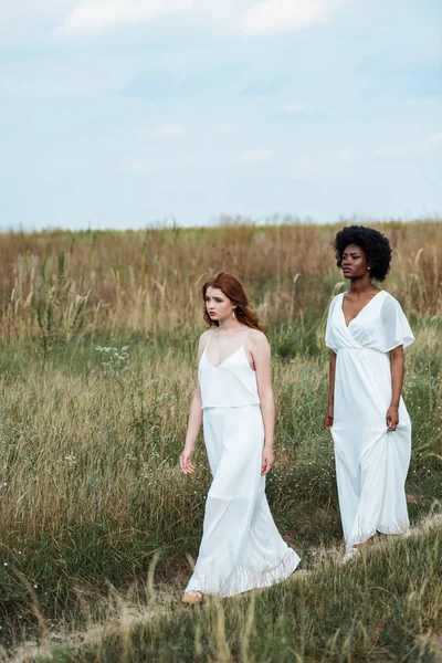 Foco Seletivo Mulheres Multiculturais Atraentes Caminhando Caminho Perto Campo — Fotografia de Stock