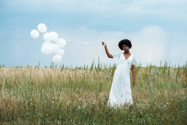 Foco Seletivo Menina Americana Africana Vestido Segurando Balões Campo — Fotografia de Stock
