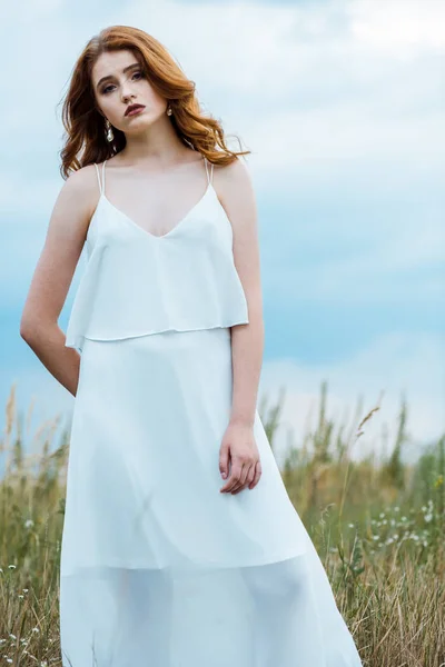 Triest Mooie Jonge Vrouw Jurk Staand Het Veld — Stockfoto