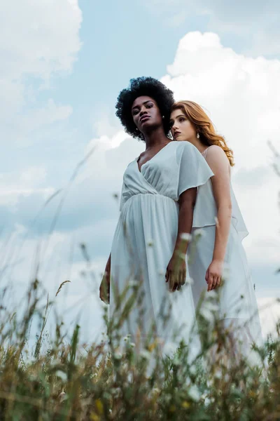 Enfoque Selectivo Chica Pelirroja Pie Con Mujer Afroamericana Contra Cielo —  Fotos de Stock