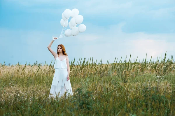 Çimenli Alanda Balonları Tutan Kızıl Saçlı Kız Seçici Odak — Stok fotoğraf