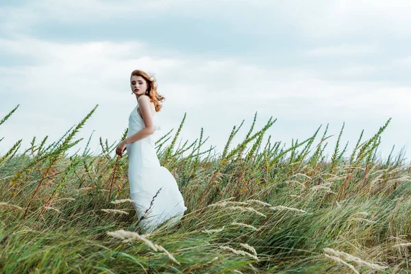 Foco Seletivo Mulher Ruiva Atraente Vestido Branco Olhando Para Câmera — Fotografia de Stock