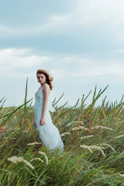 Enfoque Selectivo Mujer Pelirroja Vestido Blanco Mirando Cámara — Foto de Stock