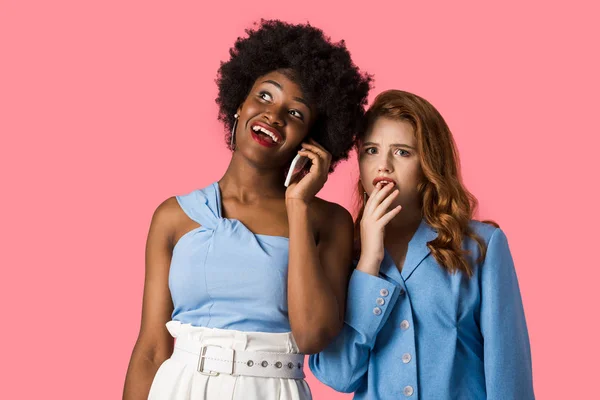 Gelukkig Afro Amerikaanse Vrouw Praten Smartphone Buurt Van Bezorgde Redhead — Stockfoto