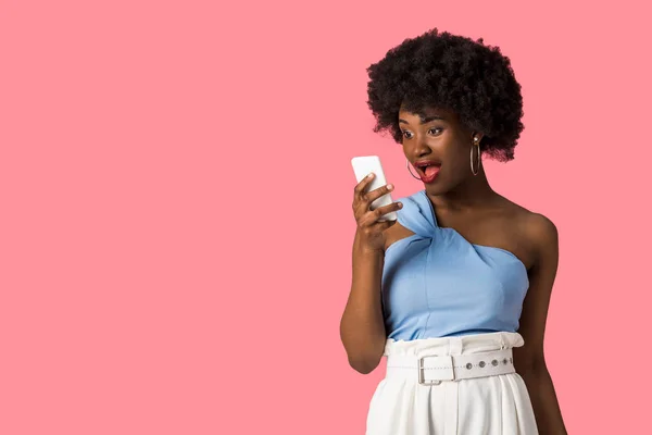 Chocado Africano Americano Menina Olhando Para Smartphone Isolado Rosa — Fotografia de Stock