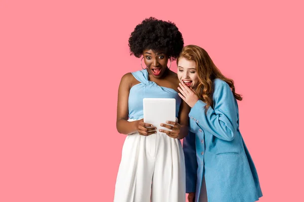 Opgewonden Multiculturele Meisjes Kijken Naar Digitale Tablet Geïsoleerd Roze — Stockfoto