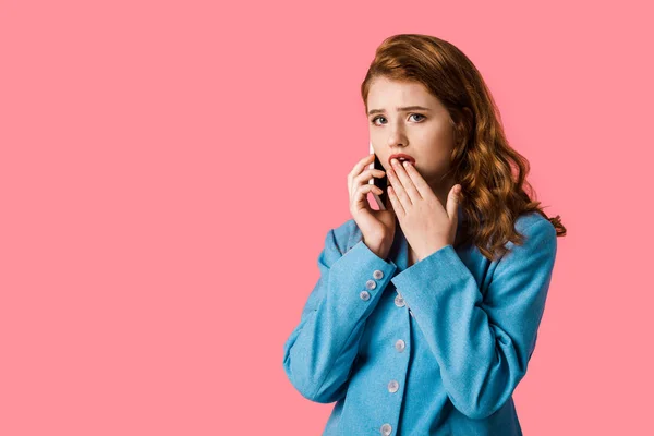Meglepett Vöröshajú Lány Beszél Okostelefon Elszigetelt Rózsaszín — Stock Fotó