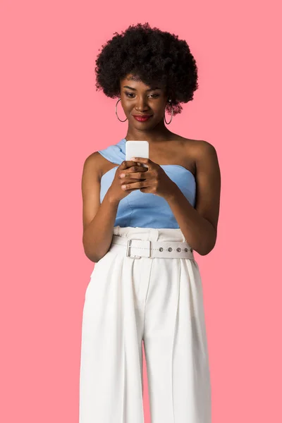Щаслива Афроамериканська Дівчина Використовує Смартфон Ізольовано Рожевому — стокове фото