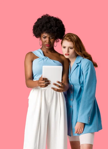 Misshagade Mångkulturella Kvinnor Som Tittar Digital Tablett Isolerad Pink — Stockfoto