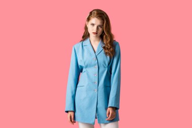 hoşnutsuz redhead kız kameraya bakıyor ve pembe izole ayakta 