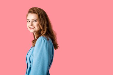 pembe izole kamera bakarak gülümseyen güzel kız 