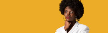 turuncu izole kamera bakarak kıvırcık afrikalı amerikalı kız panoramik çekim 