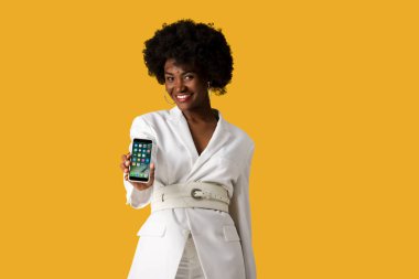 Kiev, Ukrayna - 9 Ağustos 2019: turuncu izole iphone tutan mutlu Afrikalı Amerikalı kız 