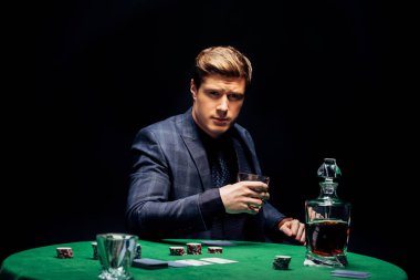 siyah izole viski ile cam tutan yakışıklı adam seçici odak 