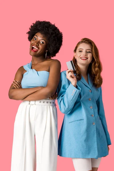 Menina Ruiva Alegre Segurando Cartão Crédito Perto Mulher Americana Africana — Fotografia de Stock