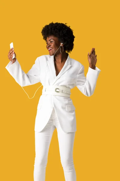 Glad Afrikansk Amerikansk Flicka Lyssnar Musik Medan Håller Smartphone Och — Stockfoto