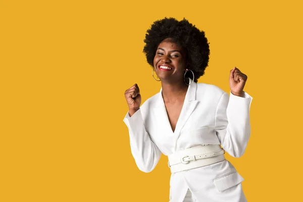 Щаслива Афроамериканська Дівчина Жестикулює Під Час Святкування Ізольовано Апельсині — стокове фото