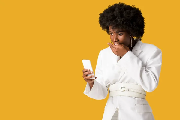 Chocado Encaracolado Africano Americano Mulher Olhando Para Smartphone Isolado Laranja — Fotografia de Stock