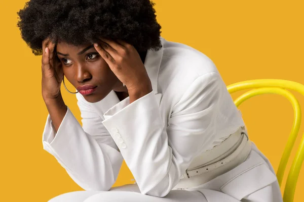 Uitgeput Afro Amerikaanse Vrouw Zittend Gele Stoel Geïsoleerd Oranje — Stockfoto