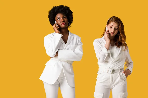 Multikulturális Lányok Beszélnek Okostelefonokon Állva Elszigetelt Narancs — Stock Fotó