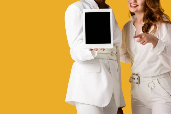 Vista Recortada Mujer Afroamericana Sosteniendo Tableta Digital Con Pantalla Blanco — Foto de Stock