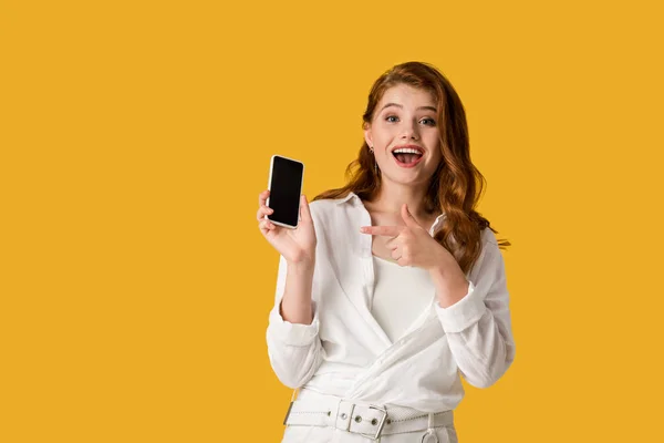 Chica Pelirroja Feliz Señalando Con Dedo Teléfono Inteligente Con Pantalla — Foto de Stock