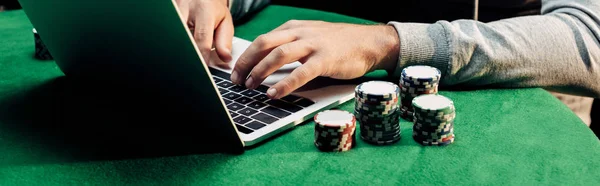 Tiro Panorâmico Homem Digitando Laptop Perto Fichas Poker — Fotografia de Stock