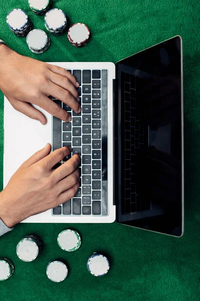 Vista Superior Homem Digitando Laptop Com Tela Branco — Fotografia de Stock