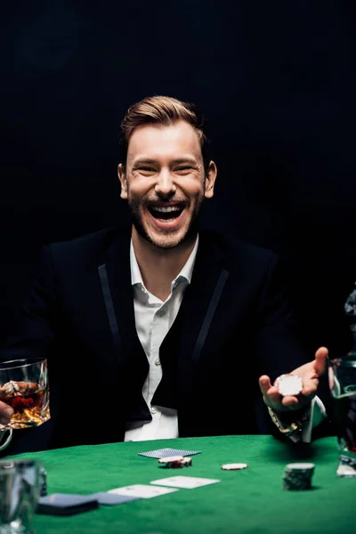 Hombre Feliz Sosteniendo Tarjetas Vidrio Con Alcohol Aislado Negro — Foto de Stock