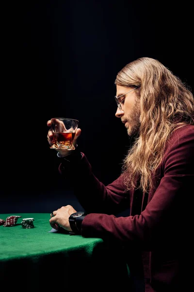 Zijaanzicht Van Knappe Man Oog Glazen Holding Glas Met Whiskey — Stockfoto