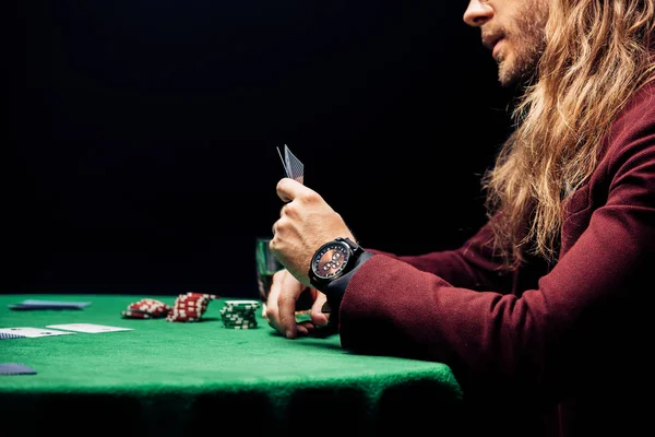 乌克兰基辅 2019年8月20日 大胡子男子拿着用黑色隔离的扑克牌的侧视图 — 图库照片
