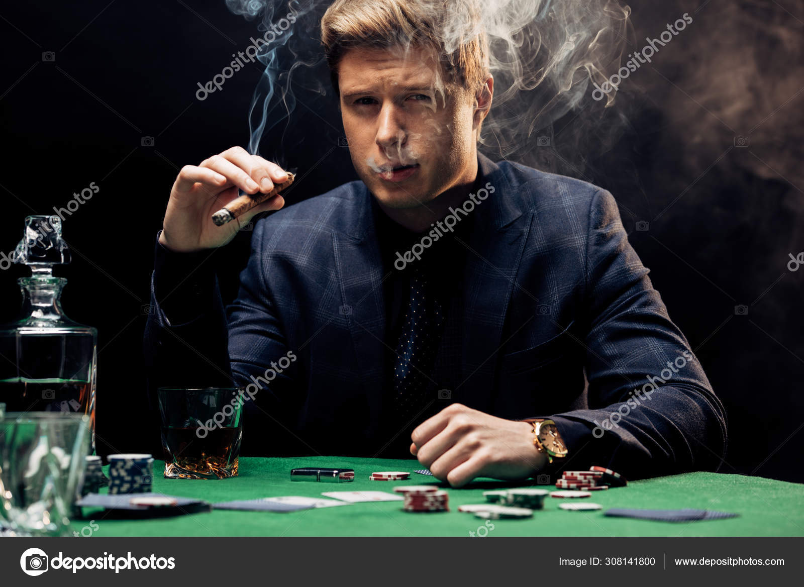 Красивый Мужчина Курит Сигару Возле Покерного Стола Черном Дымом.