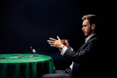 yakışıklı adam siyah hava poker fişleri atma 