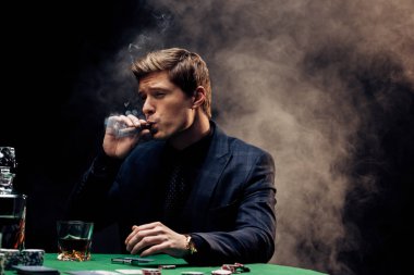 yakışıklı adam duman ile siyah puro sigara 