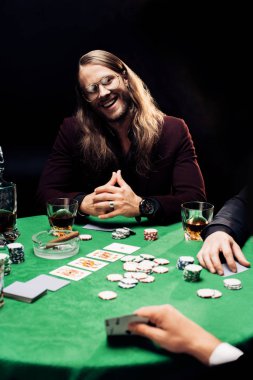 Kyiv, Ukrayna - 20 Ağustos 2019: siyah üzerine izole edilmiş poker oynarken hile yapan erkeklerin görüntüsü 