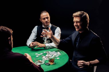 mutlu adam poker masasına poker fişleri atma siyah izole 