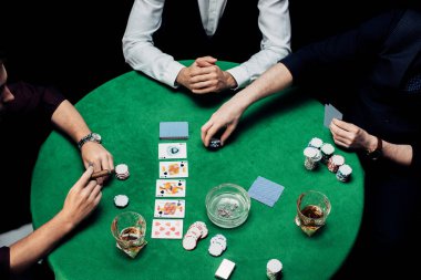 Kyiv, Ukrayna - 20 Ağustos 2019: Poker masasında poker oynayan erkeklerin en üst görünümü 