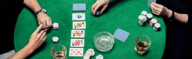 Kyiv, Ukrayna - 20 Ağustos 2019: Poker masasında poker oynayan erkeklerin panoramik karesi 