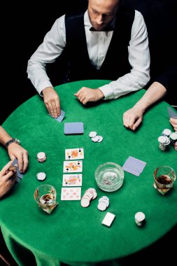 Kyiv, Ukrayna - 20 Ağustos 2019: Krupiye yakınlarında poker oynayan adamların en üst görünümü 