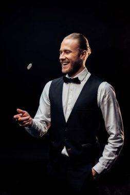 mutlu sakallı adam hava poker çipi siyah izole atma 