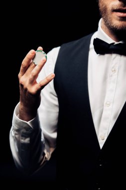 siyah izole poker çipi tutan sakallı adamın kırpılmış görünümü 