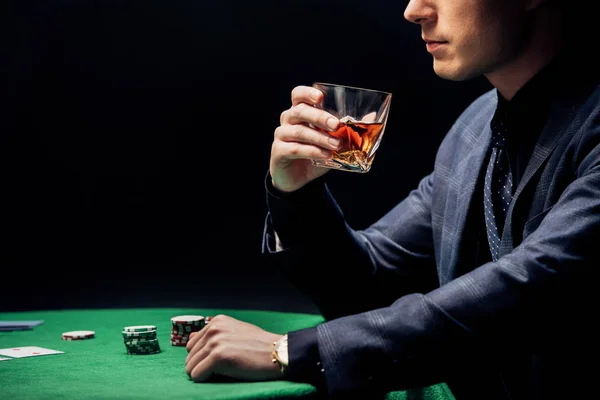 Vista Ritagliata Uomo Possesso Bicchiere Whisky Giocare Poker Isolato Nero — Foto Stock